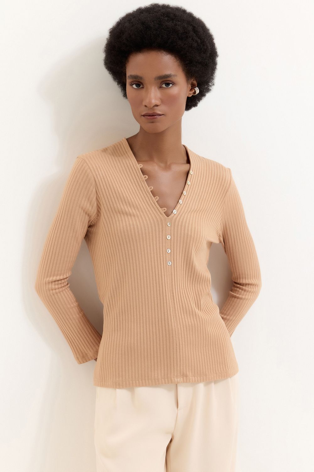 BLUSA MALHA CANELADA BOTÕES EM V - CAQUI G - CAQUI