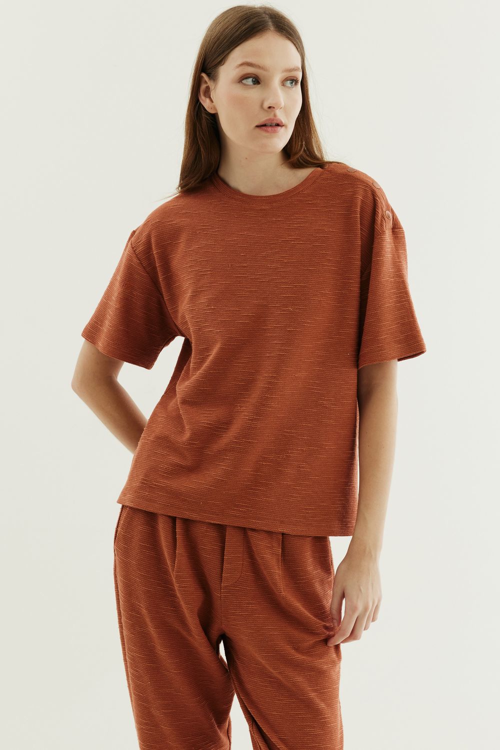 BLUSA MALHA FLOW PRESSÃO OMBRO - OCRE P - OCRE