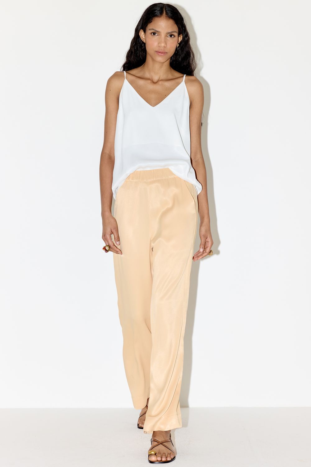 CALÇA CETIM DE VISCOSE RETA - BANANA PP - BANANA CALÇA CETIM DE VISCOSE RETA - BANANA PP - BANANA