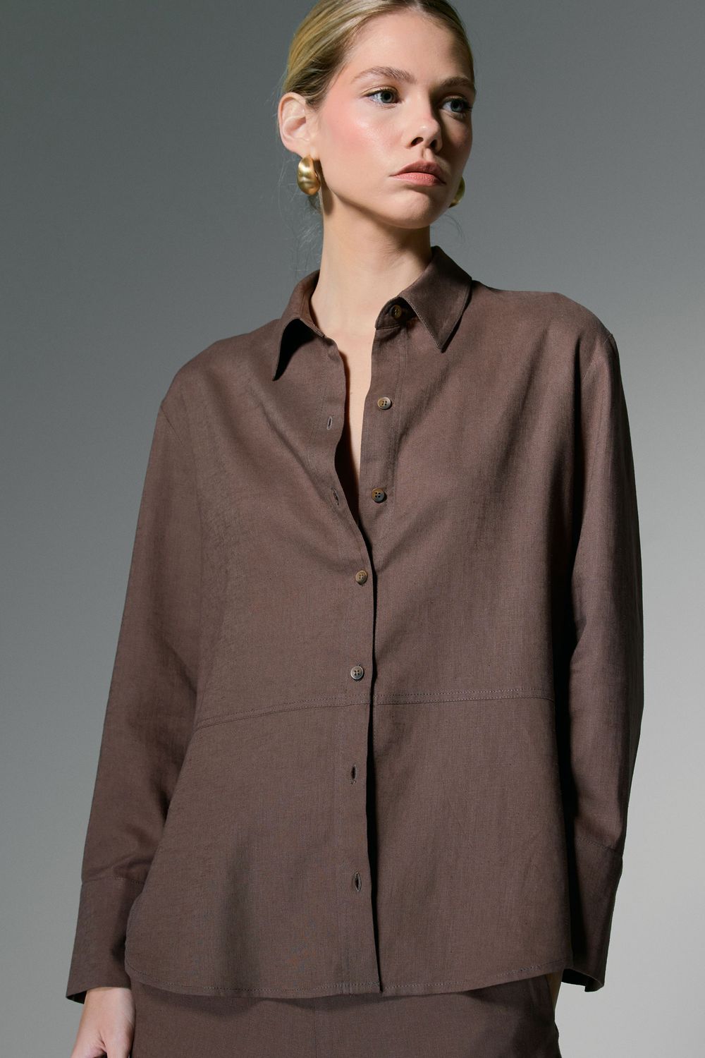 CAMISA COM LINHO RECORTES - MARROM P - MARROM
