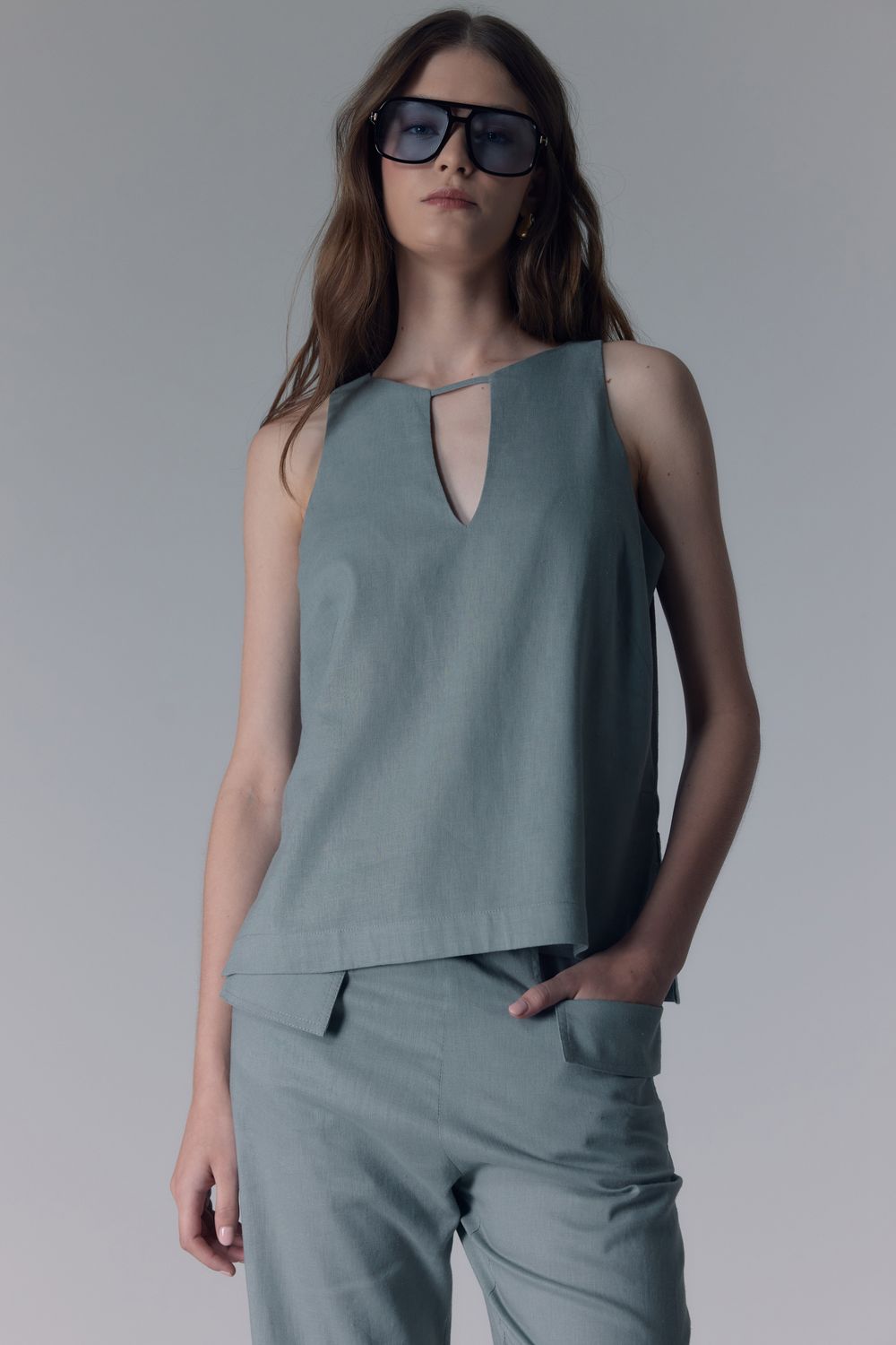 TOP COM LINHO DECOTE TRIANGULO - CINZA P - CINZA