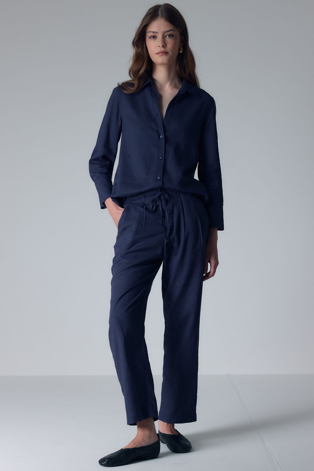 CALÇA COM LINHO CIGARRETE PREGUINHA - AZUL MARINHO M - AZUL MARINHO CALÇA COM LINHO CIGARRETE PREGUINHA - AZUL MARINHO M - AZUL MARINHO