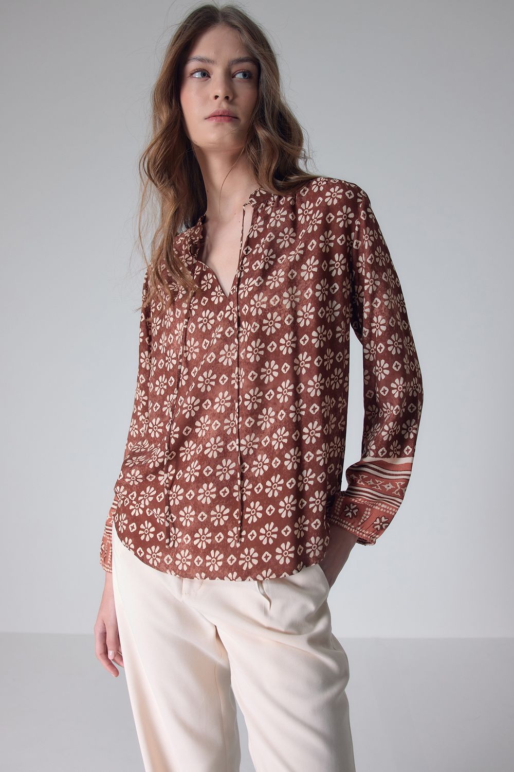 BATA ESTAMPA CARIMBO BATIK - MARROM P - MARROM