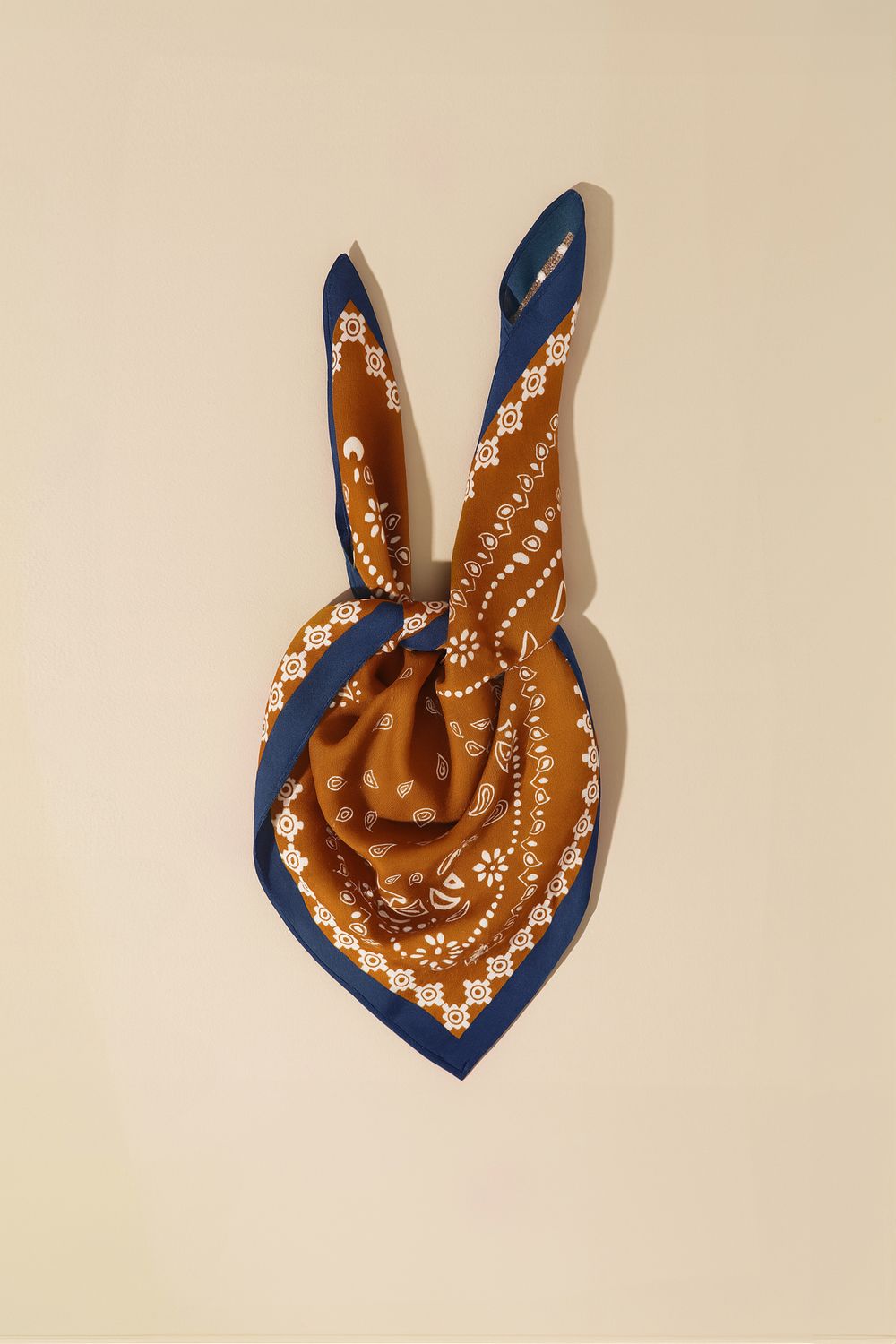 Lenço Estampa Bandana - CARAMELO U - CARAMELO Lenço Estampa Bandana - CARAMELO U - CARAMELO