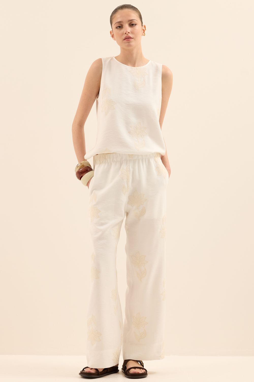 Calça Mayfair Bordada Flores - OFF WHITE M - OFF WHITE