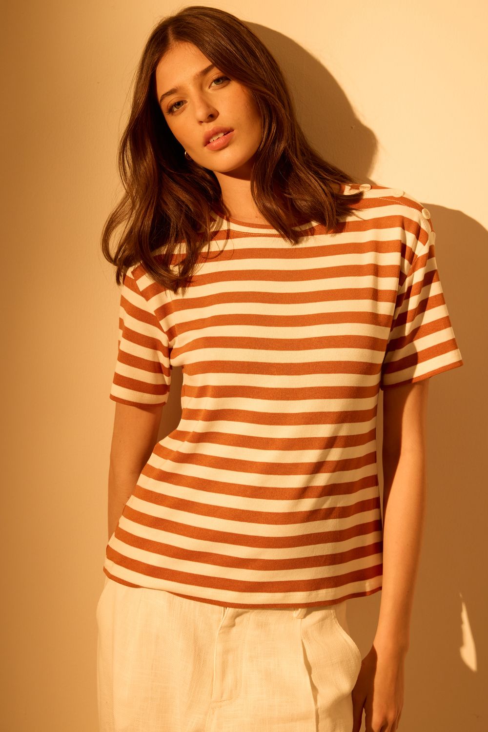Blusa Malha Tricot  Listrada Botões Ombro - OCRE P - OCRE Blusa Malha Tricot  Listrada Botões Ombro - OCRE P - OCRE