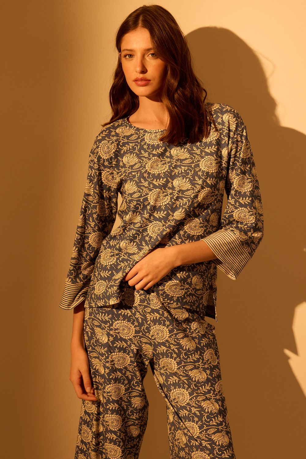 Blusa Malha Flores Manga Barrada - AZUL M - AZUL Blusa Malha Flores Manga Barrada - AZUL M - AZUL