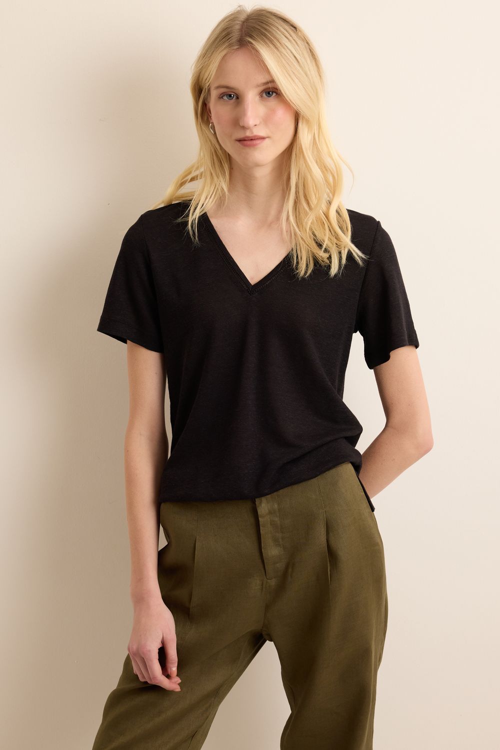 Blusa de Malha Linho V com Guipuier - PRETO P - PRETO Blusa de Malha Linho V com Guipuier - PRETO P - PRETO