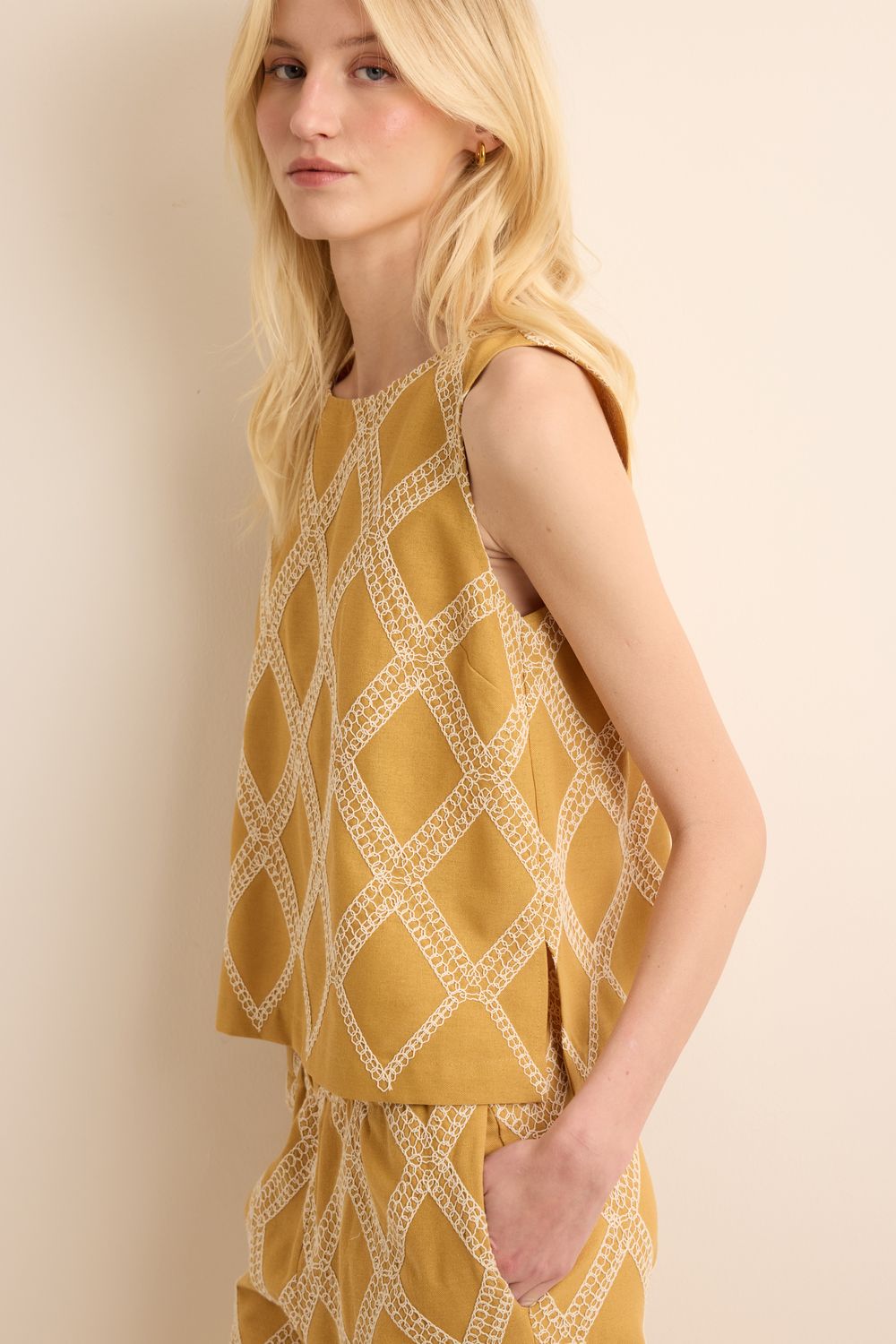 Top Com Linho Bordado Lina - AMARELO PP - AMARELO Top Com Linho Bordado Lina - AMARELO PP - AMARELO