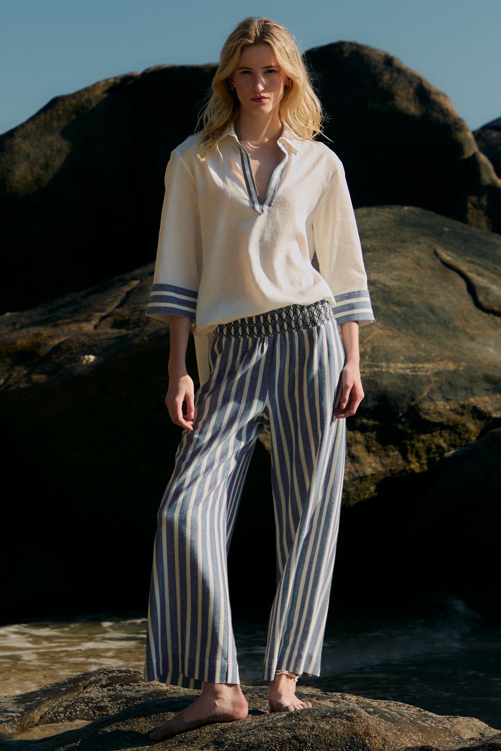 Calça Com Linho Listrada Latex Bordado - AZUL P - AZUL Calça Com Linho Listrada Latex Bordado - AZUL P - AZUL