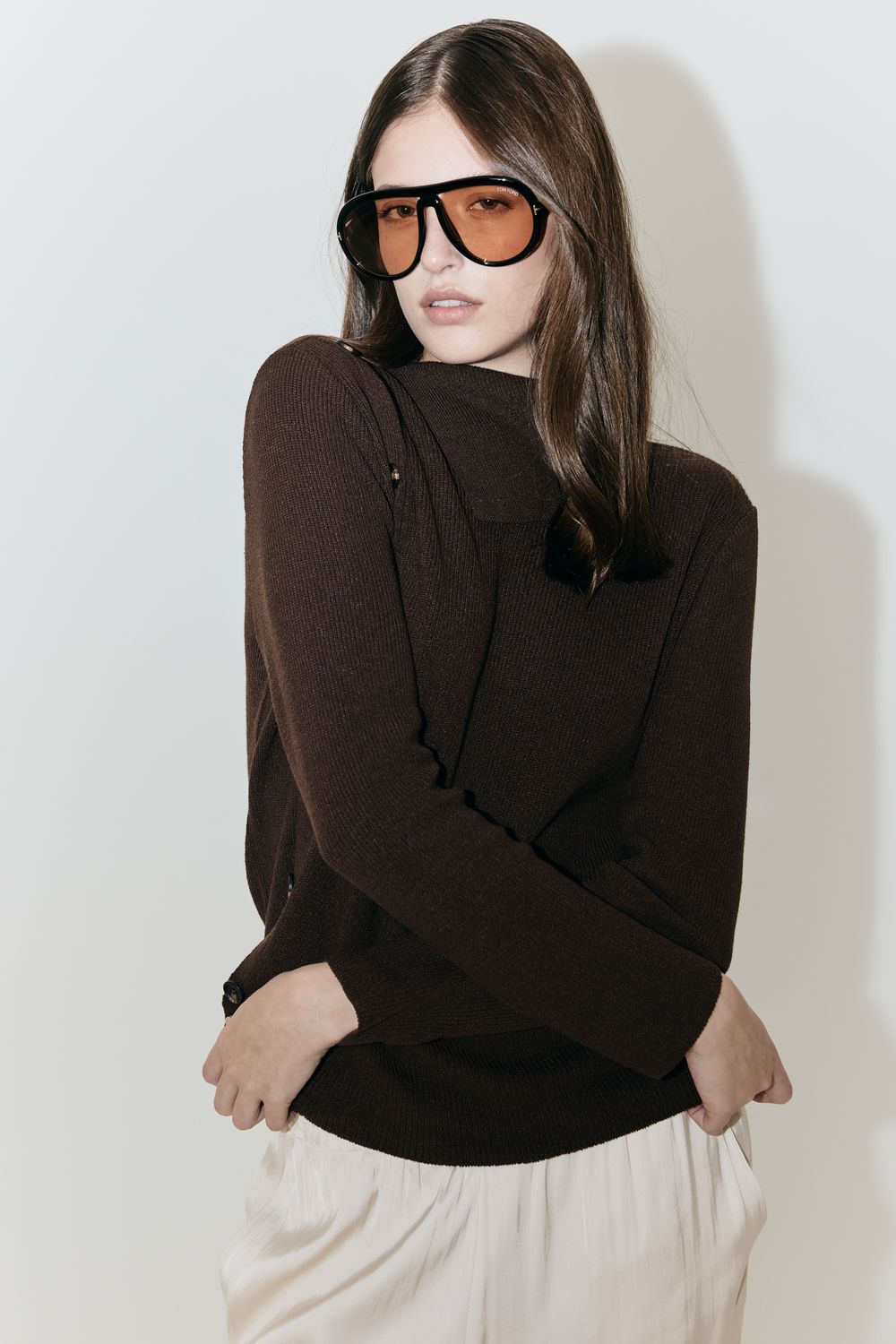 Blusa Tricot Gola Triangulo Botões - MARROM P - MARROM Blusa Tricot Gola Triangulo Botões - MARROM P - MARROM