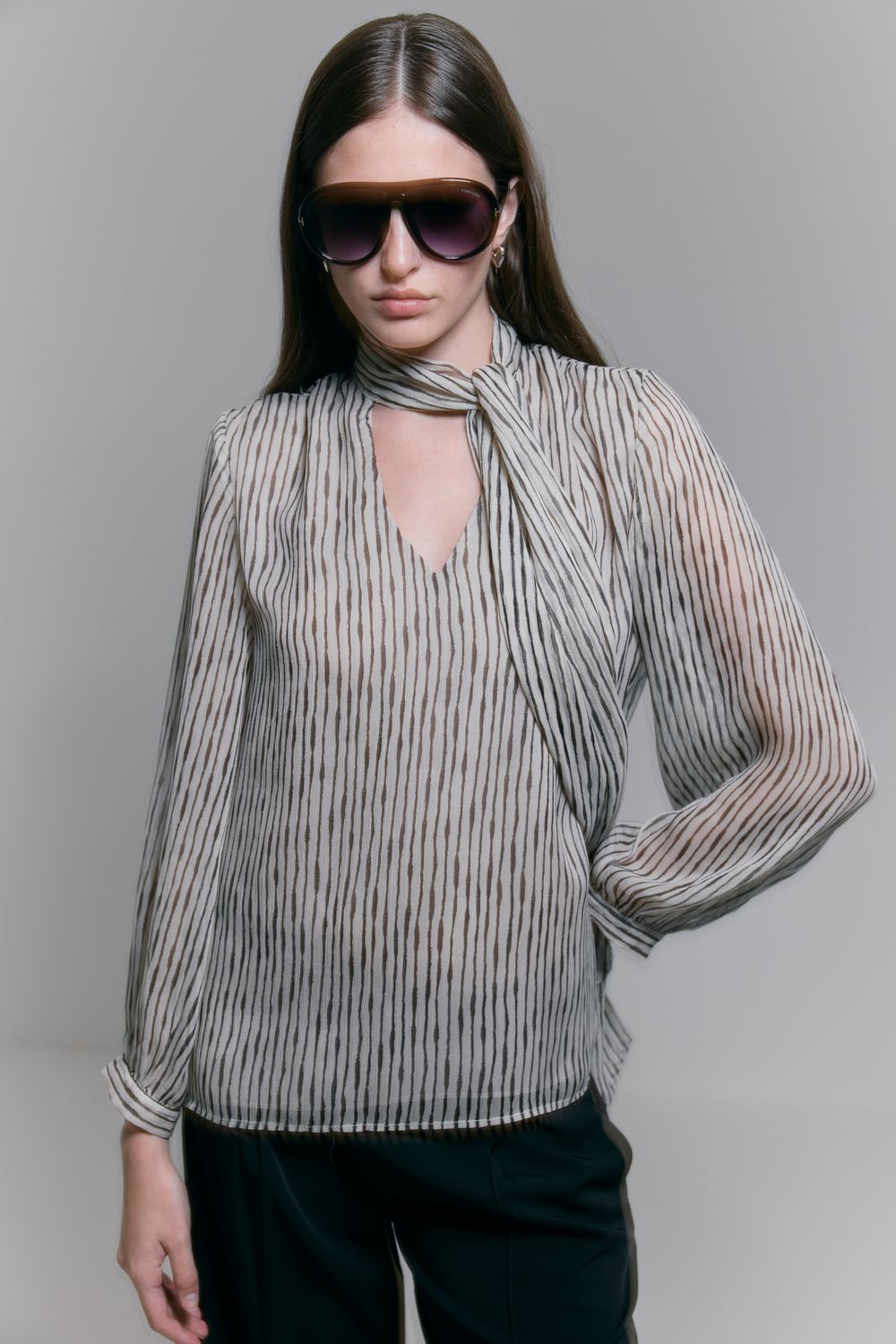 Blusa Listras Rajadas Com Gravata Fluida - CREME P - CREME