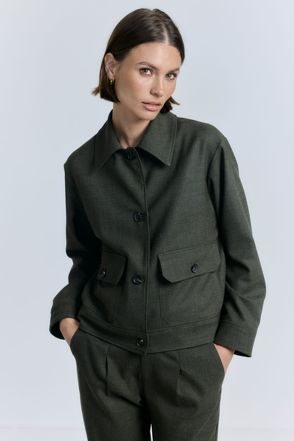 Jaqueta Alfaiataria Bolsos Twill - VERDE MILITAR G - VERDE MILITAR Jaqueta Alfaiataria Bolsos Twill - VERDE MILITAR G - VERDE MILITAR